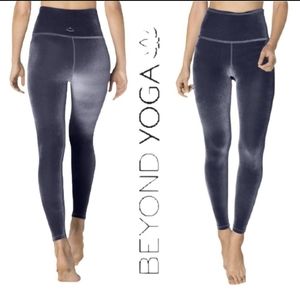 New with tags Beyond Yoga velvet leggings size xs